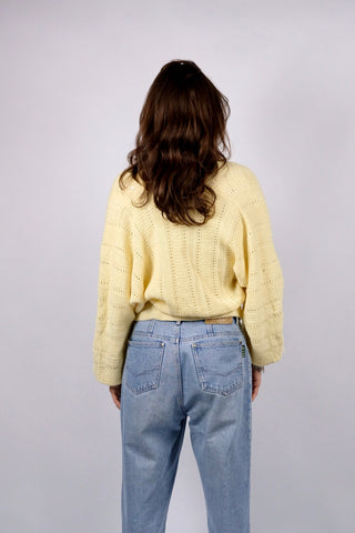 Traumhafter 80s Handmade Cardigan in tollem Buttergelb mit Lochstrickmuster und Kordelzug zum Binden in der Taille – entspricht ca. einer M – ein absolutes Highlight
