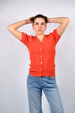 Figurbetont und eher kurz geschnittener 70s Kurzarm-Cardigan in Orange – tragbar von einer XS bis S je nach gewünschter Passform
