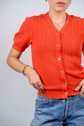 Figurbetont und eher kurz geschnittener 70s Kurzarm-Cardigan in Orange – tragbar von einer XS bis S je nach gewünschter Passform