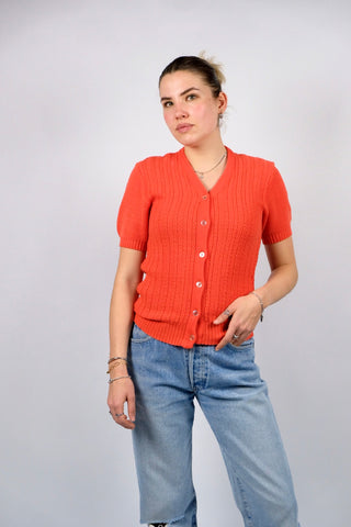 Figurbetont und eher kurz geschnittener 70s Kurzarm-Cardigan in Orange – tragbar von einer XS bis S je nach gewünschter Passform