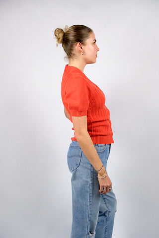 Figurbetont und eher kurz geschnittener 70s Kurzarm-Cardigan in Orange – tragbar von einer XS bis S je nach gewünschter Passform