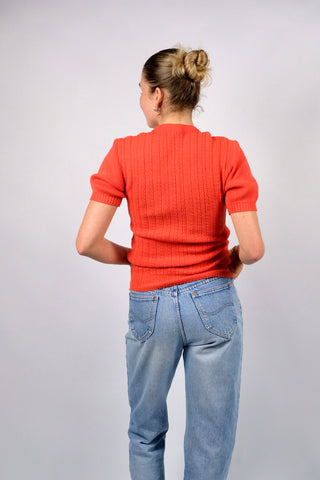 Figurbetont und eher kurz geschnittener 70s Kurzarm-Cardigan in Orange – tragbar von einer XS bis S je nach gewünschter Passform
