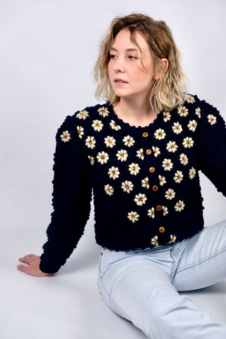 Atemberaubender 80s/90s Folklore Cardigan aus reiner Wolle in Marineblau mit tollem Popcorn-Strickmuster und detaillierten Blumenstickereien in Creme, Gelb und Grüntönen – die angegebene Größe ist L, fällt eher groß aus uns ist unserer Einschätzung nach auch von einer XL tragbar – ein seltenes Fundstück und absolutes Highlight in hervorragendem Zustand
