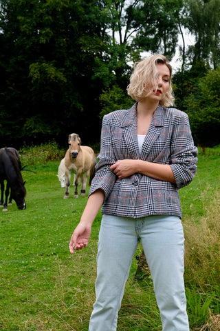 80s/90s Blazer mit Taschen und Karomuster in Dunkelblau, Weiß und Rot – wir empfehlen den Blazer einer heutigen M bis L je nach gewünschter Passform