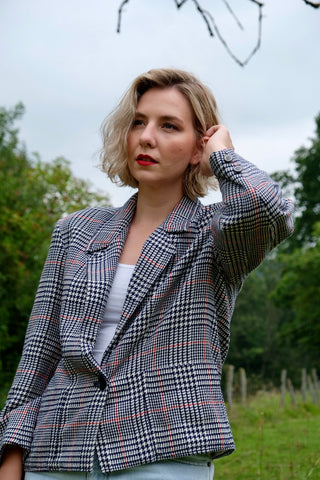 80s/90s Blazer mit Taschen und Karomuster in Dunkelblau, Weiß und Rot – wir empfehlen den Blazer einer heutigen M bis L je nach gewünschter Passform