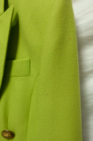 Limettengrüner 90s Blazer von Exaltation Paris aus reiner Wolle, Premium Qualität made in France, toller, extravaganter Schnitt mit goldenen Knöpfen – die angegebene Größe ist M – wir empfehlen den Blazer einer S oder schmalen M je nach gewünschter Passform