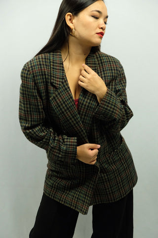 80s Blazer made in West Germany aus Wollmischung mit Karomuster in tollen Farben (Dunkelgrün, Blaugrün, Dunkelblau, Schwarz, Dunkelrot/Beere, Weinrot/Aubergine, Hellgrau/Weiß und einem hellen Oliv) – die Größe entspricht einer bewusst oversized geschnittenen S, daher auch von einer M tragbar – ein absolutes Highlight