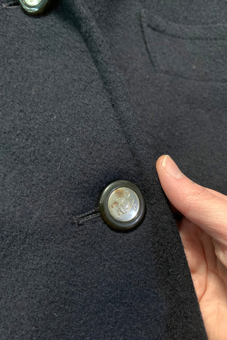 Hochwertiger 80s Blazer made in West Gemany aus Wollmischung mit Kaschmiranteil in Dunkelblau, eher längerer und lockerer 80s Schnitt mit doppelreihiger Knopfleiste – die angegebene Größe ist L, passt durch den bewussten oversized-Look unserer Einschätzung nach ggf. auch einer (schmalen) XL, bitte die Maße beachten – ein absolutes Highlight