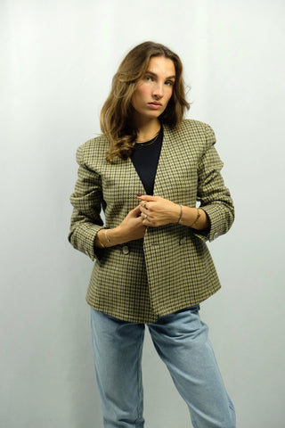 Hochwertiger 90s Blazer mit Hahnentrittmuster in Creme/Beige, Grau/Grün, Braun und Hellgelb, toll tailliertes und feminines Design mit V-Ausschnitt ohne Kragen – ein absolutes Highlight in hervorragendem Zustand und zu empfehlen für eine S bis M