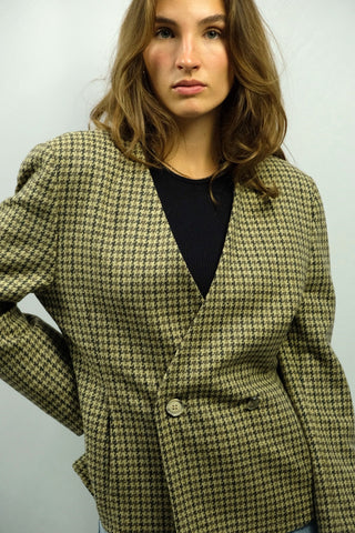 Hochwertiger 90s Blazer mit Hahnentrittmuster in Creme/Beige, Grau/Grün, Braun und Hellgelb, toll tailliertes und feminines Design mit V-Ausschnitt ohne Kragen – ein absolutes Highlight in hervorragendem Zustand und zu empfehlen für eine S bis M