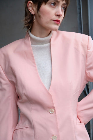 Luxuriöser, hochwertiger 80s Blazer made in Switzerland aus reiner Schurwolle in Pastellrosa – extravaganter, taillierter Schnitt mit Schulterpolstern und Eingrifftaschen, Größe S (fällt größengerecht aus) – ein seltenes Fundstück und absolutes Highlight