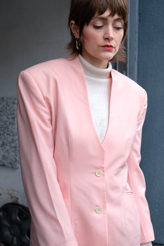 Luxuriöser, hochwertiger 80s Blazer made in Switzerland aus reiner Schurwolle in Pastellrosa – extravaganter, taillierter Schnitt mit Schulterpolstern und Eingrifftaschen, Größe S (fällt größengerecht aus) – ein seltenes Fundstück und absolutes Highlight