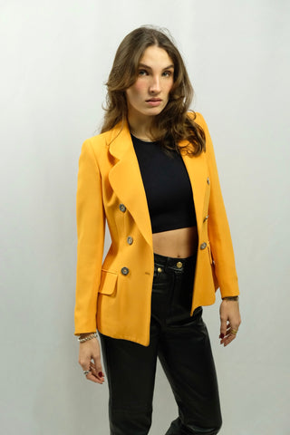 90s Designer Blazer von Moschino in leuchtendem Orange, made in Italy, atemberaubender und feminin taillierter Schnitt mit doppelreihiger Knopfleiste – die angegebene Größe ist XS, fällt durch den figurbetonten Schnitt recht klein aus, weshalb wir ihn einer XXS empfehlen (bitte Maße beachten) – ein sehr seltenes Fundstück und Designer Highlight in hervorragendem Zustand