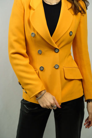 90s Designer Blazer von Moschino in leuchtendem Orange, made in Italy, atemberaubender und feminin taillierter Schnitt mit doppelreihiger Knopfleiste – die angegebene Größe ist XS, fällt durch den figurbetonten Schnitt recht klein aus, weshalb wir ihn einer XXS empfehlen (bitte Maße beachten) – ein sehr seltenes Fundstück und Designer Highlight in hervorragendem Zustand