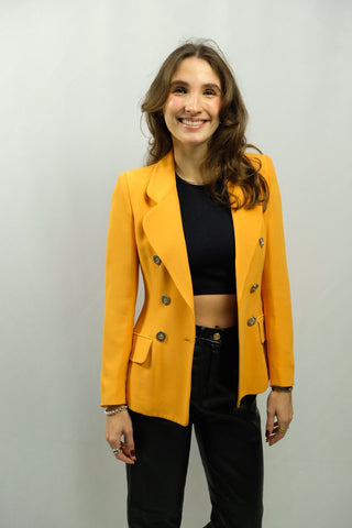 90s Designer Blazer von Moschino in leuchtendem Orange, made in Italy, atemberaubender und feminin taillierter Schnitt mit doppelreihiger Knopfleiste – die angegebene Größe ist XS, fällt durch den figurbetonten Schnitt recht klein aus, weshalb wir ihn einer XXS empfehlen (bitte Maße beachten) – ein sehr seltenes Fundstück und Designer Highlight in hervorragendem Zustand