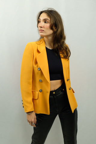 90s Designer Blazer von Moschino in leuchtendem Orange, made in Italy, atemberaubender und feminin taillierter Schnitt mit doppelreihiger Knopfleiste – die angegebene Größe ist XS, fällt durch den figurbetonten Schnitt recht klein aus, weshalb wir ihn einer XXS empfehlen (bitte Maße beachten) – ein sehr seltenes Fundstück und Designer Highlight in hervorragendem Zustand