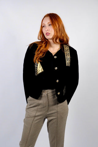 Schwarze, gesteppte 80s/90s Blazerjacke aus Samt, kurz und boxy geschnitten, mit tollen goldenen Knöpfen und Applikationen – entspricht ca. einer heutigen M/L – ein absolutes Highlight