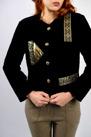 Schwarze, gesteppte 80s/90s Blazerjacke aus Samt, kurz und boxy geschnitten, mit tollen goldenen Knöpfen und Applikationen – entspricht ca. einer heutigen M/L – ein absolutes Highlight