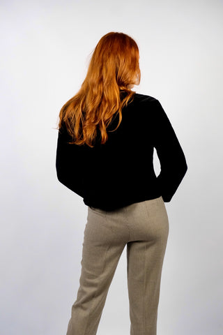 Schwarze, gesteppte 80s/90s Blazerjacke aus Samt, kurz und boxy geschnitten, mit tollen goldenen Knöpfen und Applikationen – entspricht ca. einer heutigen M/L – ein absolutes Highlight