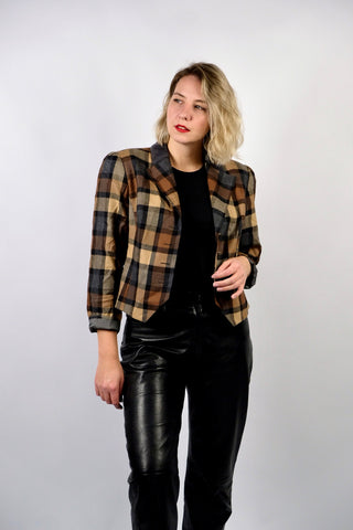 Hochwertiger 80s Blazer mit Karomuster in Grau, Beige, Braun und Schwarz sowie Samt am Kragen, toller cropped Schnitt mit leichten Puffärmeln und hübschen goldenen Knöpfen – ideal für eine heutige L und ein absolutes Highlight