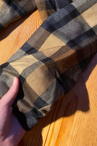Hochwertiger 80s Blazer mit Karomuster in Grau, Beige, Braun und Schwarz sowie Samt am Kragen, toller cropped Schnitt mit leichten Puffärmeln und hübschen goldenen Knöpfen – ideal für eine heutige L und ein absolutes Highlight