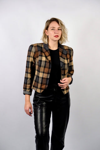 Hochwertiger 80s Blazer mit Karomuster in Grau, Beige, Braun und Schwarz sowie Samt am Kragen, toller cropped Schnitt mit leichten Puffärmeln und hübschen goldenen Knöpfen – ideal für eine heutige L und ein absolutes Highlight
