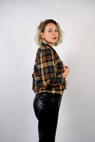Hochwertiger 80s Blazer mit Karomuster in Grau, Beige, Braun und Schwarz sowie Samt am Kragen, toller cropped Schnitt mit leichten Puffärmeln und hübschen goldenen Knöpfen – ideal für eine heutige L und ein absolutes Highlight