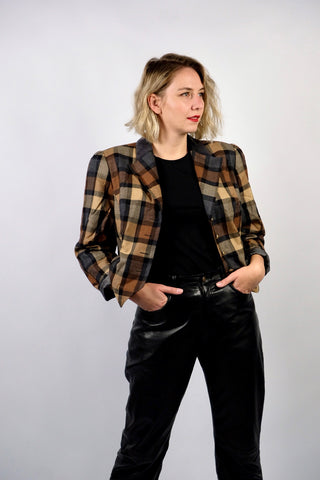Hochwertiger 80s Blazer mit Karomuster in Grau, Beige, Braun und Schwarz sowie Samt am Kragen, toller cropped Schnitt mit leichten Puffärmeln und hübschen goldenen Knöpfen – ideal für eine heutige L und ein absolutes Highlight