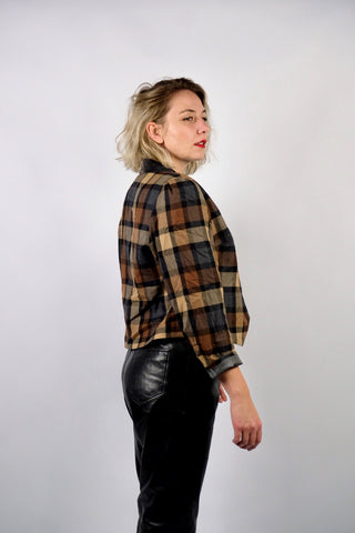 Hochwertiger 80s Blazer mit Karomuster in Grau, Beige, Braun und Schwarz sowie Samt am Kragen, toller cropped Schnitt mit leichten Puffärmeln und hübschen goldenen Knöpfen – ideal für eine heutige L und ein absolutes Highlight