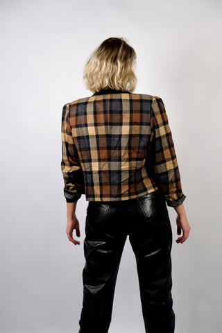 Hochwertiger 80s Blazer mit Karomuster in Grau, Beige, Braun und Schwarz sowie Samt am Kragen, toller cropped Schnitt mit leichten Puffärmeln und hübschen goldenen Knöpfen – ideal für eine heutige L und ein absolutes Highlight