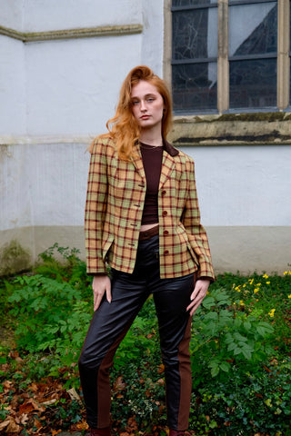 Hochwertiger 90s Blazer von der Luxusmarke Sisley, made in Italy aus reiner Wolle, mit klassischem Karomuster in Hellgrün, Pfirsich/Orange und Rotbraun sowie mit tollen Details aus dunkelbraunem Samt an Kragen und Ärmeln – entspricht ca. einer heutigen M – ein absolutes Highlight