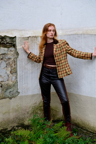 Hochwertiger 90s Blazer von der Luxusmarke Sisley, made in Italy aus reiner Wolle, mit klassischem Karomuster in Hellgrün, Pfirsich/Orange und Rotbraun sowie mit tollen Details aus dunkelbraunem Samt an Kragen und Ärmeln – entspricht ca. einer heutigen M – ein absolutes Highlight