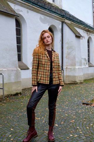 Hochwertiger 90s Blazer von der Luxusmarke Sisley, made in Italy aus reiner Wolle, mit klassischem Karomuster in Hellgrün, Pfirsich/Orange und Rotbraun sowie mit tollen Details aus dunkelbraunem Samt an Kragen und Ärmeln – entspricht ca. einer heutigen M – ein absolutes Highlight