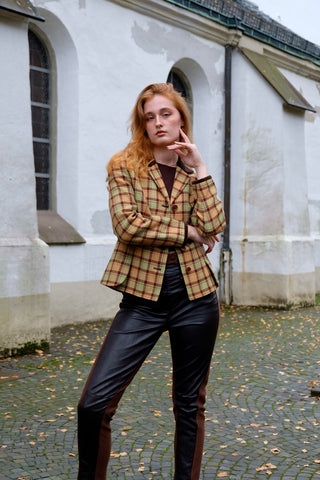 Hochwertiger 90s Blazer von der Luxusmarke Sisley, made in Italy aus reiner Wolle, mit klassischem Karomuster in Hellgrün, Pfirsich/Orange und Rotbraun sowie mit tollen Details aus dunkelbraunem Samt an Kragen und Ärmeln – entspricht ca. einer heutigen M – ein absolutes Highlight