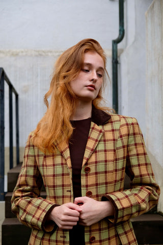 Hochwertiger 90s Blazer von der Luxusmarke Sisley, made in Italy aus reiner Wolle, mit klassischem Karomuster in Hellgrün, Pfirsich/Orange und Rotbraun sowie mit tollen Details aus dunkelbraunem Samt an Kragen und Ärmeln – entspricht ca. einer heutigen M – ein absolutes Highlight