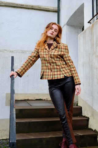 Hochwertiger 90s Blazer von der Luxusmarke Sisley, made in Italy aus reiner Wolle, mit klassischem Karomuster in Hellgrün, Pfirsich/Orange und Rotbraun sowie mit tollen Details aus dunkelbraunem Samt an Kragen und Ärmeln – entspricht ca. einer heutigen M – ein absolutes Highlight