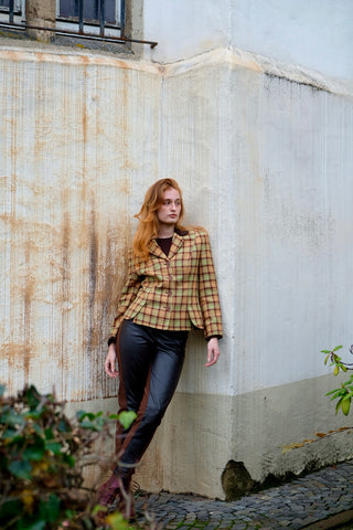 Hochwertiger 90s Blazer von der Luxusmarke Sisley, made in Italy aus reiner Wolle, mit klassischem Karomuster in Hellgrün, Pfirsich/Orange und Rotbraun sowie mit tollen Details aus dunkelbraunem Samt an Kragen und Ärmeln – entspricht ca. einer heutigen M – ein absolutes Highlight