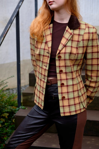 Hochwertiger 90s Blazer von der Luxusmarke Sisley, made in Italy aus reiner Wolle, mit klassischem Karomuster in Hellgrün, Pfirsich/Orange und Rotbraun sowie mit tollen Details aus dunkelbraunem Samt an Kragen und Ärmeln – entspricht ca. einer heutigen M – ein absolutes Highlight