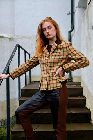 Hochwertiger 90s Blazer von der Luxusmarke Sisley, made in Italy aus reiner Wolle, mit klassischem Karomuster in Hellgrün, Pfirsich/Orange und Rotbraun sowie mit tollen Details aus dunkelbraunem Samt an Kragen und Ärmeln – entspricht ca. einer heutigen M – ein absolutes Highlight