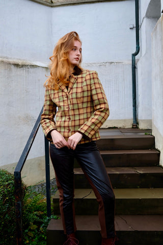 Hochwertiger 90s Blazer von der Luxusmarke Sisley, made in Italy aus reiner Wolle, mit klassischem Karomuster in Hellgrün, Pfirsich/Orange und Rotbraun sowie mit tollen Details aus dunkelbraunem Samt an Kragen und Ärmeln – entspricht ca. einer heutigen M – ein absolutes Highlight