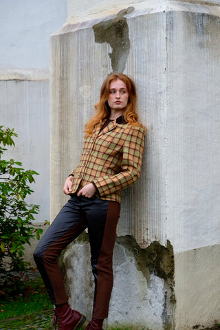 Hochwertiger 90s Blazer von der Luxusmarke Sisley, made in Italy aus reiner Wolle, mit klassischem Karomuster in Hellgrün, Pfirsich/Orange und Rotbraun sowie mit tollen Details aus dunkelbraunem Samt an Kragen und Ärmeln – entspricht ca. einer heutigen M – ein absolutes Highlight