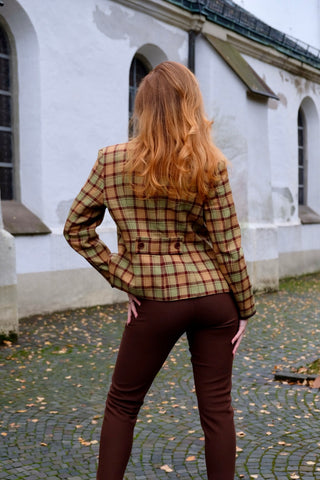Hochwertiger 90s Blazer von der Luxusmarke Sisley, made in Italy aus reiner Wolle, mit klassischem Karomuster in Hellgrün, Pfirsich/Orange und Rotbraun sowie mit tollen Details aus dunkelbraunem Samt an Kragen und Ärmeln – entspricht ca. einer heutigen M – ein absolutes Highlight