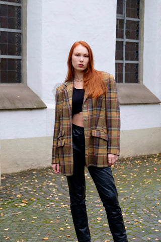 Hochwertiger 90s Wollblazer mit Eingrifftaschen und klassischem Karomuster in Grün, Oliv, Braun, Senf/Orange, Rot, Hellblau und Dunkelblau – die angegebene Größe ist 44, unserer Einschätzung nach tragbar von einer XL bis XXL (42/44) je nach gewünschter Passform – ein absolutes Highlight