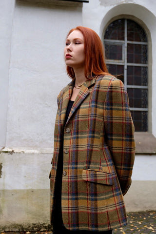 Hochwertiger 90s Wollblazer mit Eingrifftaschen und klassischem Karomuster in Grün, Oliv, Braun, Senf/Orange, Rot, Hellblau und Dunkelblau – die angegebene Größe ist 44, unserer Einschätzung nach tragbar von einer XL bis XXL (42/44) je nach gewünschter Passform – ein absolutes Highlight