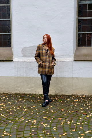 Hochwertiger 90s Wollblazer mit Eingrifftaschen und klassischem Karomuster in Grün, Oliv, Braun, Senf/Orange, Rot, Hellblau und Dunkelblau – die angegebene Größe ist 44, unserer Einschätzung nach tragbar von einer XL bis XXL (42/44) je nach gewünschter Passform – ein absolutes Highlight