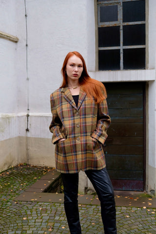 Hochwertiger 90s Wollblazer mit Eingrifftaschen und klassischem Karomuster in Grün, Oliv, Braun, Senf/Orange, Rot, Hellblau und Dunkelblau – die angegebene Größe ist 44, unserer Einschätzung nach tragbar von einer XL bis XXL (42/44) je nach gewünschter Passform – ein absolutes Highlight