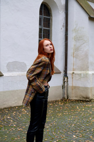 Hochwertiger 90s Wollblazer mit Eingrifftaschen und klassischem Karomuster in Grün, Oliv, Braun, Senf/Orange, Rot, Hellblau und Dunkelblau – die angegebene Größe ist 44, unserer Einschätzung nach tragbar von einer XL bis XXL (42/44) je nach gewünschter Passform – ein absolutes Highlight