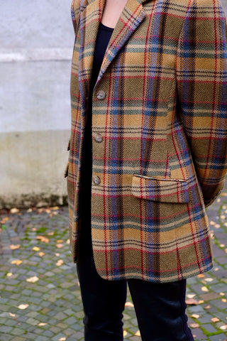 Hochwertiger 90s Wollblazer mit Eingrifftaschen und klassischem Karomuster in Grün, Oliv, Braun, Senf/Orange, Rot, Hellblau und Dunkelblau – die angegebene Größe ist 44, unserer Einschätzung nach tragbar von einer XL bis XXL (42/44) je nach gewünschter Passform – ein absolutes Highlight