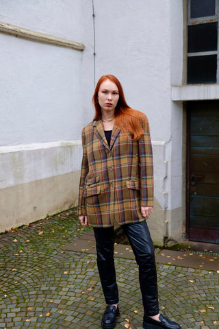 Hochwertiger 90s Wollblazer mit Eingrifftaschen und klassischem Karomuster in Grün, Oliv, Braun, Senf/Orange, Rot, Hellblau und Dunkelblau – die angegebene Größe ist 44, unserer Einschätzung nach tragbar von einer XL bis XXL (42/44) je nach gewünschter Passform – ein absolutes Highlight