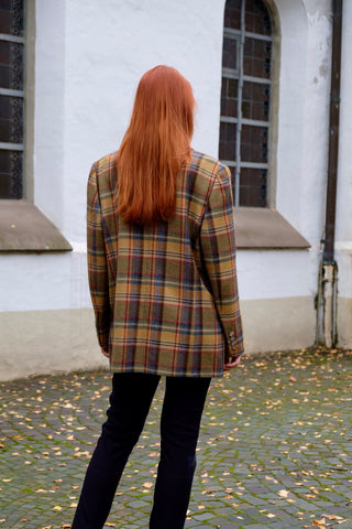 Hochwertiger 90s Wollblazer mit Eingrifftaschen und klassischem Karomuster in Grün, Oliv, Braun, Senf/Orange, Rot, Hellblau und Dunkelblau – die angegebene Größe ist 44, unserer Einschätzung nach tragbar von einer XL bis XXL (42/44) je nach gewünschter Passform – ein absolutes Highlight